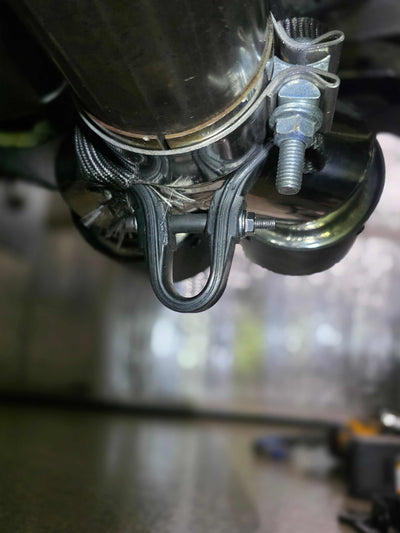 Bottom view of the Slinger in pinch mode to raise exhaust to correct height